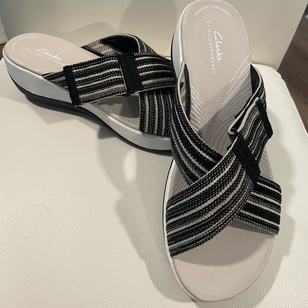 Clark’s cloudsteppers Arla Wave comfy slide Blk/wte stripe 9M